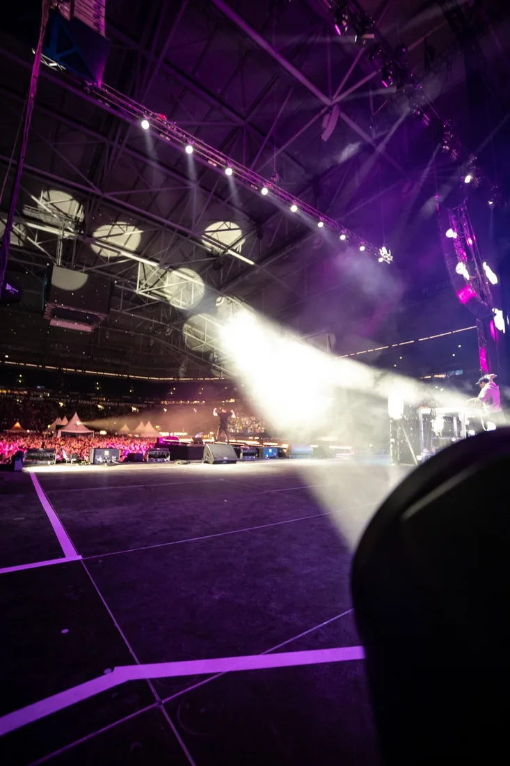 Bühne mit Lichtshow in einer Halle