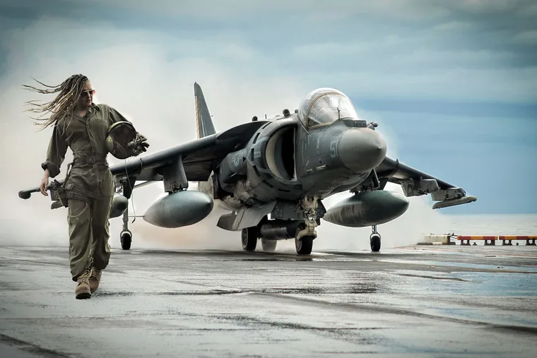Frau vor einem Kampfjet, Bildmontage