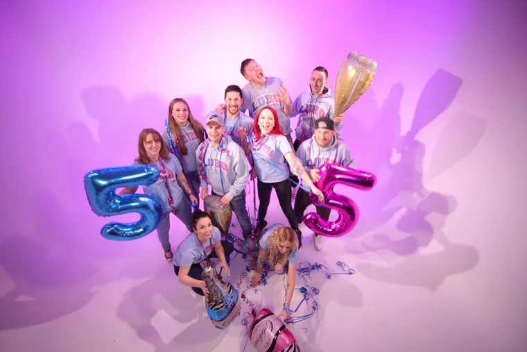 Gruppenfoto mit Luftballons