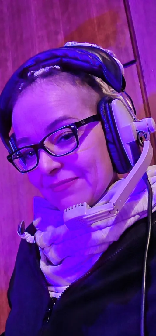 Carolina Janßen mit Headset im Bühnenlicht